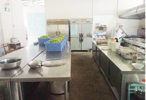 青白江人和学校食堂厨房设备现场使用图片